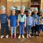 Szóstka dzieci ubrana na niebiesko w opaskach z okazji Dnia Wody.