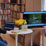 Bibliotekarka przedstawia prezentację o pierwszych oznakach wiosny.