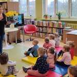 Dzieci słuchają prelekcji bibliotekarki.