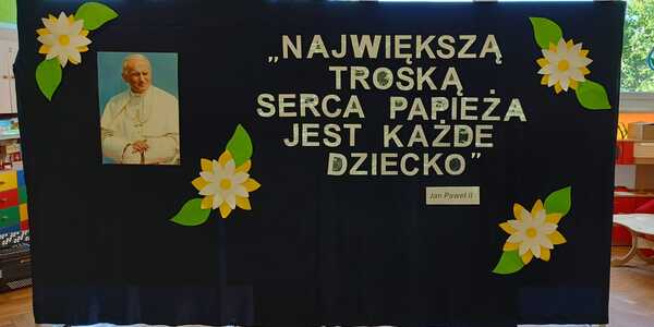 Dekoracja ze zdjęciem św. Jana Pawła II oraz cytatem.