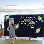 Absolwentka przedszkola gra na skrzypcach.
