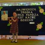 Absolwentka przedszkola gra na flecie poprzecznym.