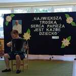 Absolwent przedszkola gra na akordeonie.