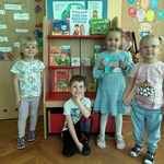 Dzieci z grupy II przy kąciku książki angielskiej.