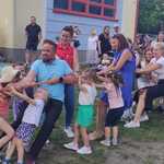 Rodzice z dziećmi gr. I przeciągają linę.