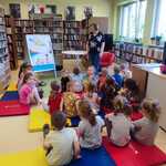 Dzieci podczas zajęć edukacyjnych w Książnicy Podlaskiej.