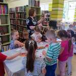 Dzieci wykonują zadanie w bibliotece.