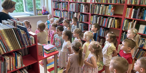 Dzieci z gr. II zwiedzają bibliotekę.