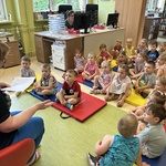 Dzieci z grupy II uczestniczą w zajęciach edukacyjnych w bibliotece.