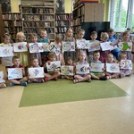 Dzieci prezentują wykonane zadanie podczas zajęć edukacyjnych.