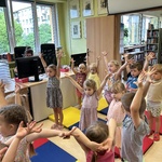 Dzieci podczas zajęć edukacyjnych w Książnicy Podlaskiej.