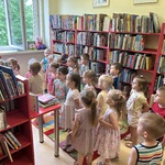 Dzieci z gr. II zwiedzają bibliotekę.