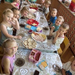 Dzieci z grupy II podczas zdrowego śniadanka.