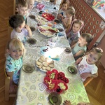 Dzieci z grupy II podczas zdrowego śniadanka.