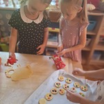 Dwie dziewczynki robią ciasteczka z cukiereczkami.