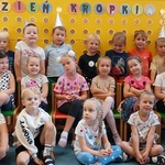 Grupowe zdjęcie grupy VI na Dzień Kropki.