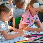 Dwie dziewczynki kolorują karty pracy z kropkami.