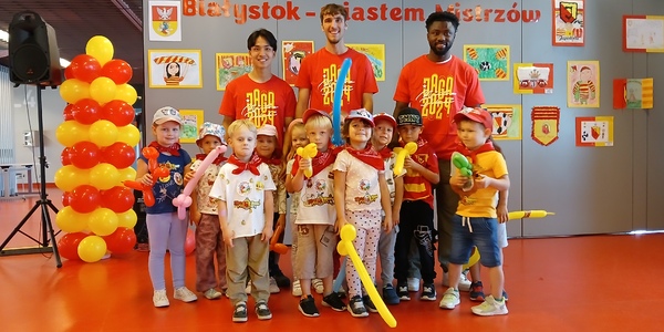 Grupa VI z trzema piłkarzami Jagielloni Białystok.