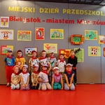 Grupowe zdjęcie Sówek na Stadionie Miejskim podczas Miejskiego Dnia Przedszkolaka.
