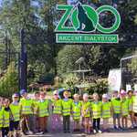 Grupowe zdjęcie Rybek przed wejściem do miejskiego zoo.