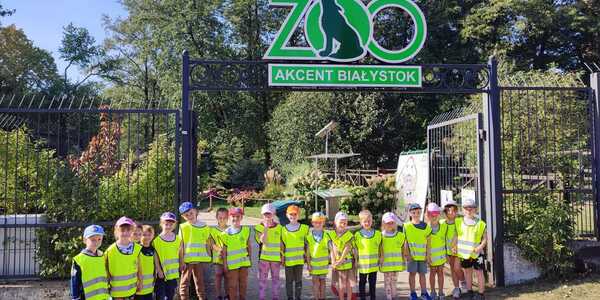 Grupowe zdjęcie Rybek przed wejściem do miejskiego zoo.