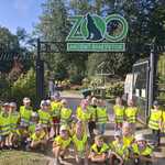 Grupowe zdjęcie Tygrysków przed wejściem do miejskiego zoo.