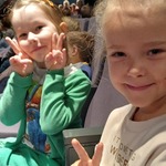 Dziewczynki z grupy VI siedzą na widowni w Białostockim Teatrze Lalek.