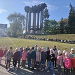 Dzieci z grupy IV pod pomnikiem Bohaterów Ziemi Białostockiej.