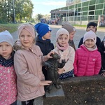 Grupa IV stoi przy WidziMisiu przed Białostockim Teatrem Lalek