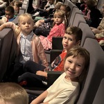 Dzieci z grupy III siedzą na widowni w Białostockim Teatrze Lalek.