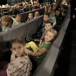 Dzieci z grupy III siedzą na widowni w Białostockim Teatrze Lalek.