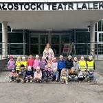 Grupa III przed Białostockim Teatrem Lalek.