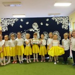 Dzieci z grupy V przed uroczystością z okazji Dnia Edukacji Narodowej.