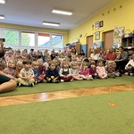 Cała społeczność przedszkolna podczas uroczystości z okazji DEN.