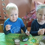 Dzieci z grupy II podczas zdrowego śniadanka.