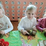 Dzieci z grupy II podczas zdrowego śniadanka.