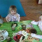 Dzieci z grupy II podczas zdrowego śniadanka.