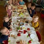 Dzieci z grupy I podczas zdrowego śniadanka.