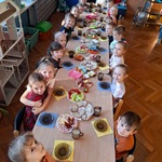 Dzieci z grupy IV podczas zdrowego śniadanka.