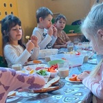 Dzieci z grupy VI podczas zdrowego śniadanka.