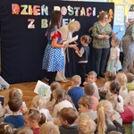 Dwie dziewczynki wręczają podziękowania dla gości.