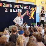 Dwie nauczycielki przedstawiają wiersz Jana Brzechwy 