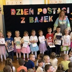Nagrodzone dzieci w konkursie z grupy III wraz z jury.