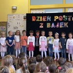 Dzieci z grupy III podczas występu na Dzień Postaci z Bajek.