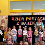 Nagrodzone dzieci w konkursie z grupy IV wraz z jury.
