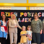 Nagrodzone dzieci w konkursie z grupy II wraz z jury.