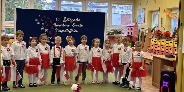 Dzieci z grupy VI podczas apelu patriotycznego.