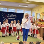 Dzieci z grupy VI wraz z panią dyrektor podczas apelu patriotycznego.