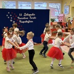 Dzieci z grupy VI tańczą w kółeczkach podczas występu.