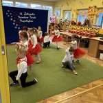 Dzieci z grupy VI tańczą krakowiaka podczas apelu patriotycznego.